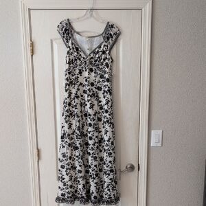NWT!! MAX STUDIO Sx Small Elegant Black and White Floral Dress. RETAILS $188.00